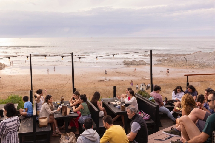 Terraza de El Peñón frente a la playa de Sopela