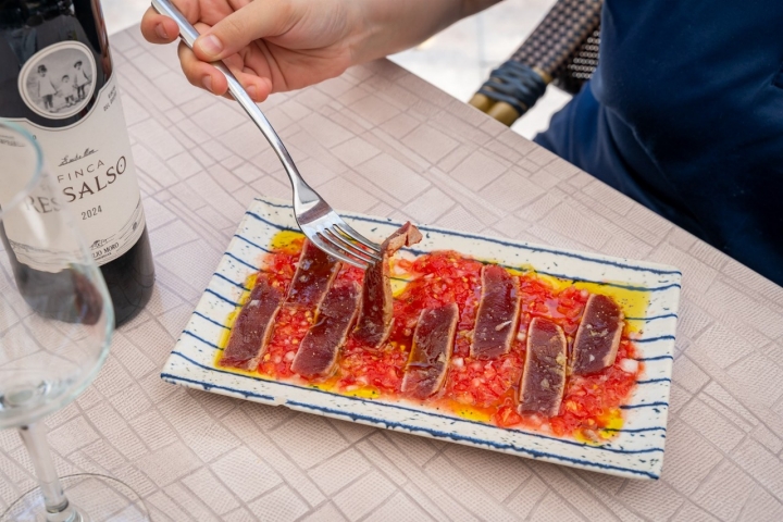 El Bigote: lomo de atún semicurado sobre una base de tomate y cebolla