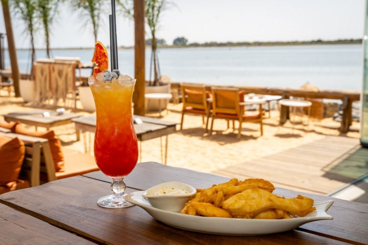 Daikiri y chocos fritos con vistas al mar.