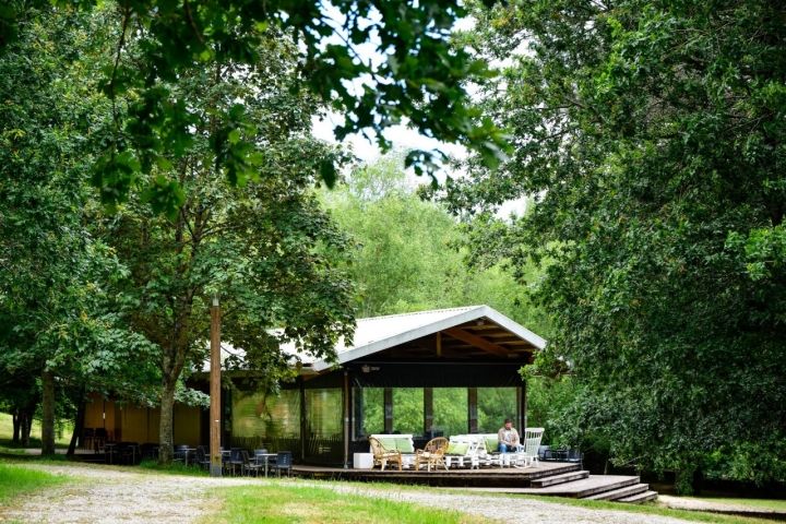 La cafetería es un buen pretexto para descubrir este entorno.