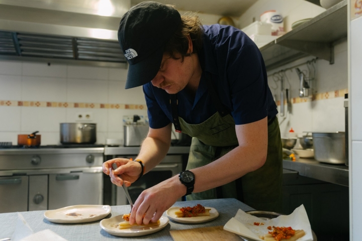 Fran emplatando  en la cocina de Texu