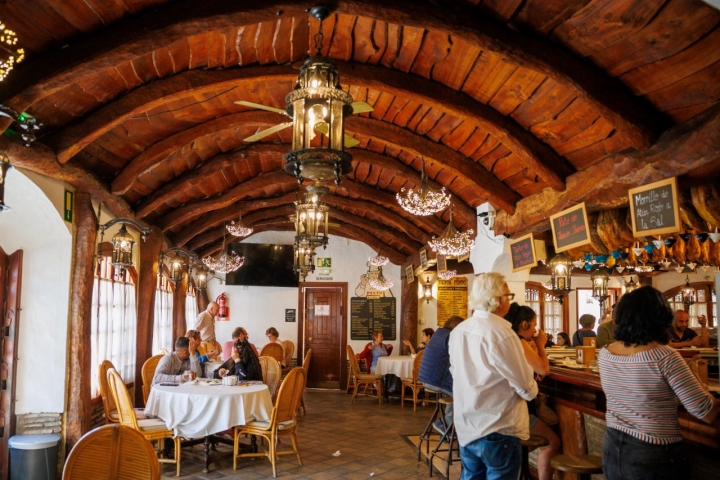 Muchos clientes son viajeros de paso, pero también hay mucho local.