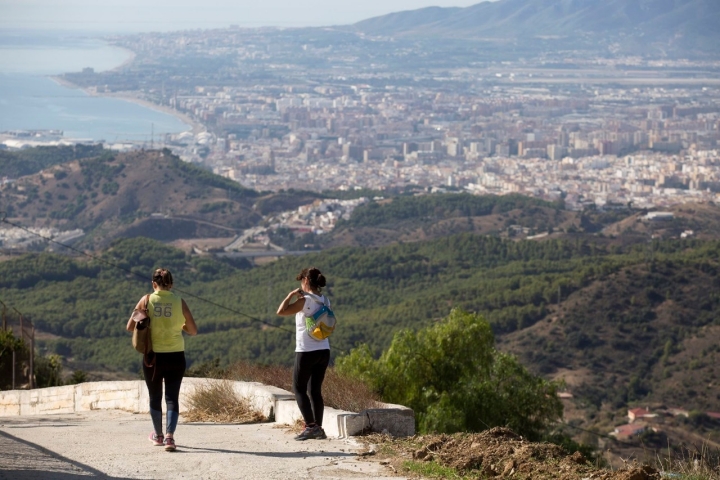 senderismo y malaga al fondo