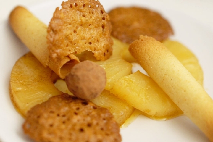 Piña salteada con tejas y cigarrillos de Tolosa