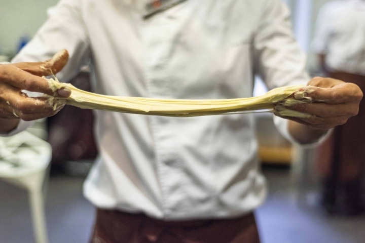 Si el gluten estuviera mal formado, la masa se rompería al estirarla.