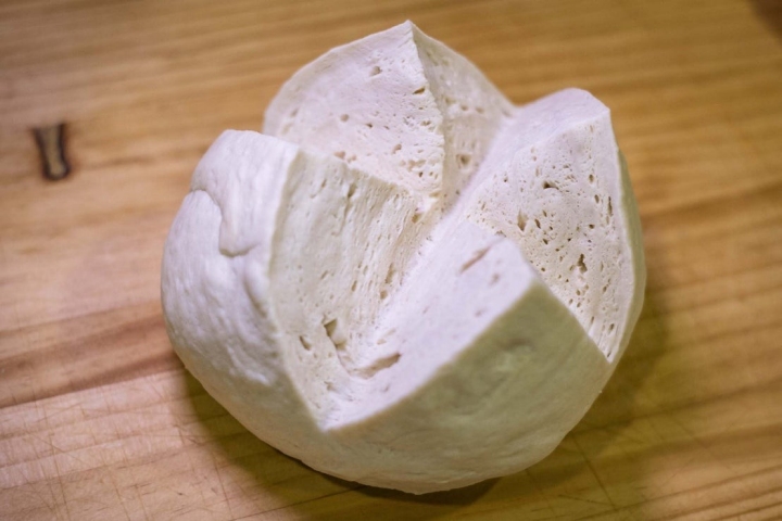 El corte en cruz se hace para que la levadura respire.