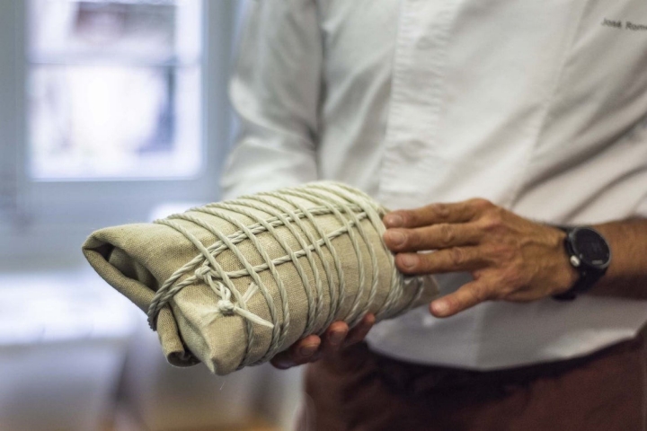 La masa madre se hace con harina y agua y se fermenta en el interior de una tela de lino bien apretada.