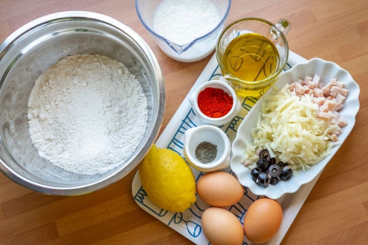 Ingredientes del bizcocho de fiambre, aceitunas, queso y pimentón.