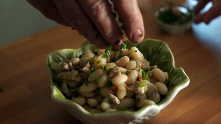 El toque final: la ensalada verde por los bordes.