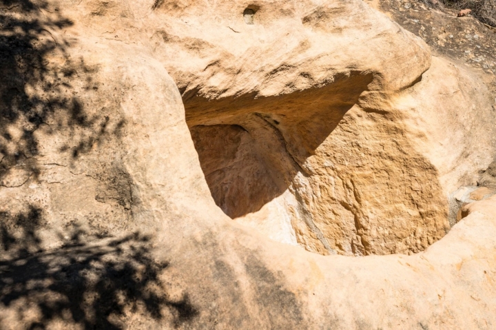 Lagar excavado en la roca de la bodega Castell d'Encús, Pallars Jussá de Lleida.