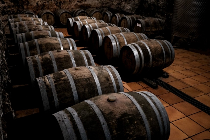 Barricas en la cueva de maduración de la bodega.