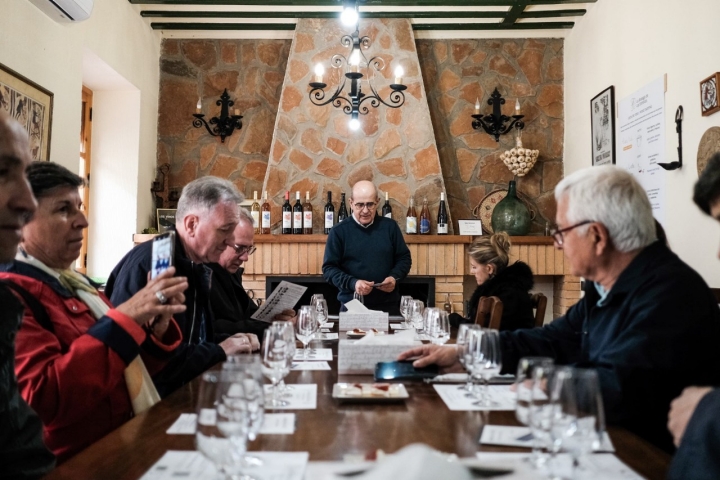 La mesa de la cata con todos los participantes.