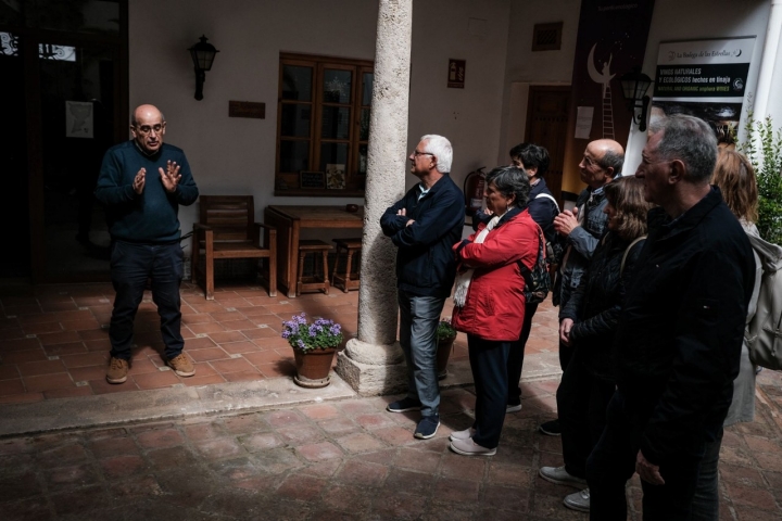 Dionisio arrancando la visita en el patio de su casa, donde explica la historia de la bodega.