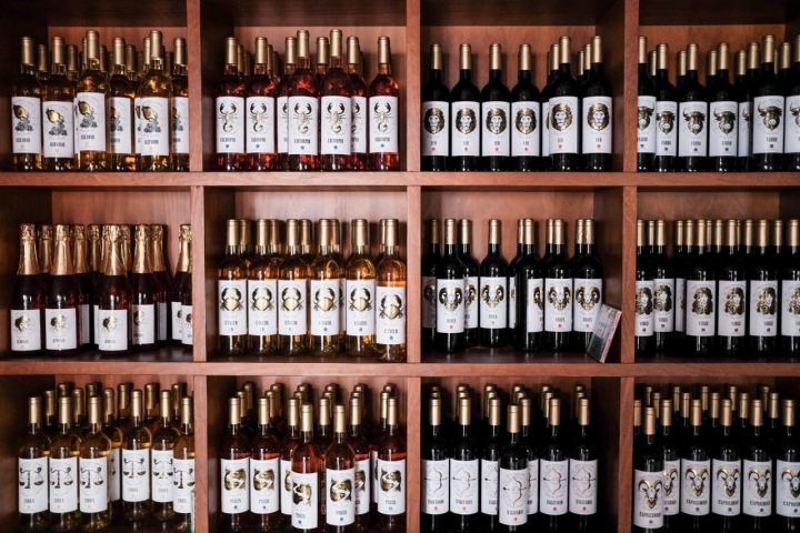 Los vinos del zodíaco en una de las estanterías de la bodega.