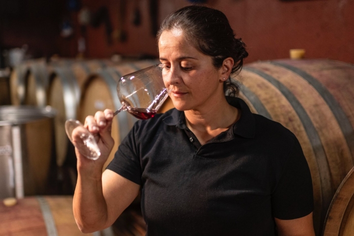 La bodeguera Fátima Hernández (bodega LoHer, Tenerife) catando uno de sus vinos.