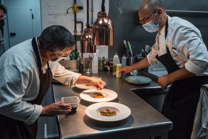 Bodega MontRubí: El chef Joan Lago y su segunda en cocina, Balbina García