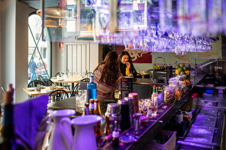 Saboreando uno de los cócteles de 'La Cevicuchería' con Melina Salinas.