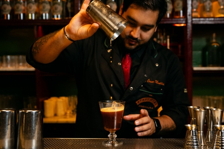 César Montilla, de 'Dr Stravinsky', preparando uno de sus cócteles.