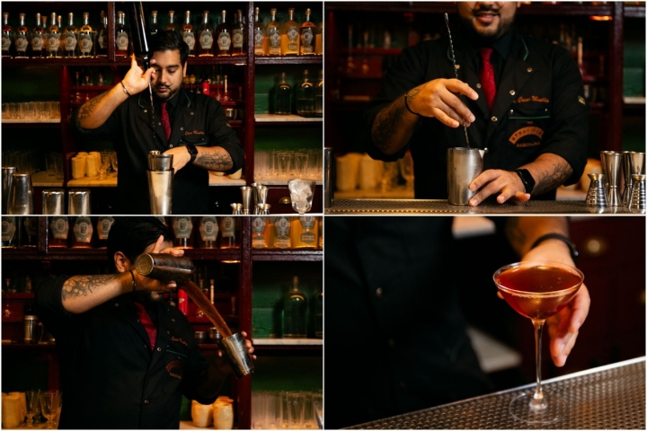 El bartender César Montilla preparando un cóctel en Dr Stravinsky de Barcelona.
