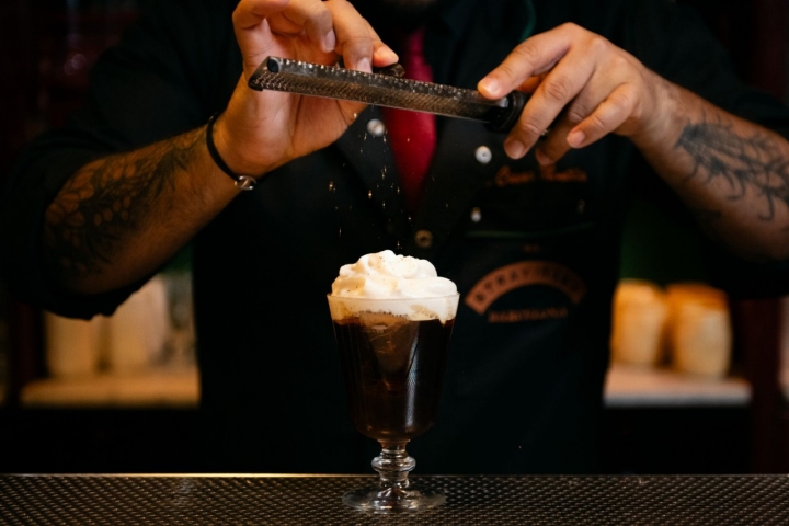 Preparación del cóctel Coffee Break en 'Dr Stravinsky' en Barcelona.