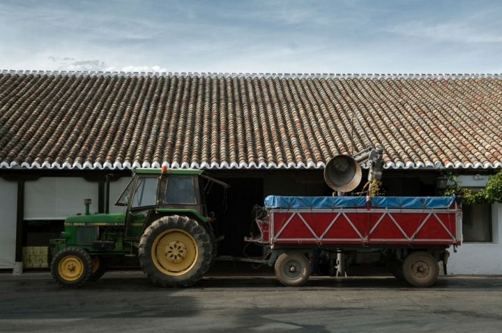 El tractor listo para trabajar, en Bodegas Naranjo.