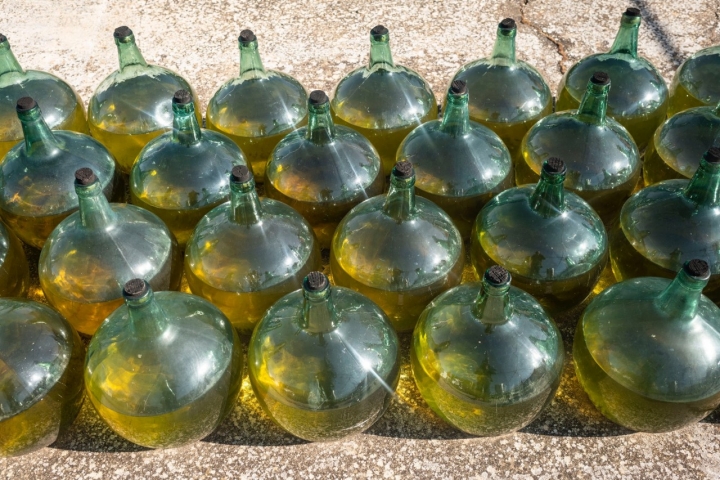 Damajuanas, de la bodega Hijos de Alberto, donde se fermenta el vino dorado.
