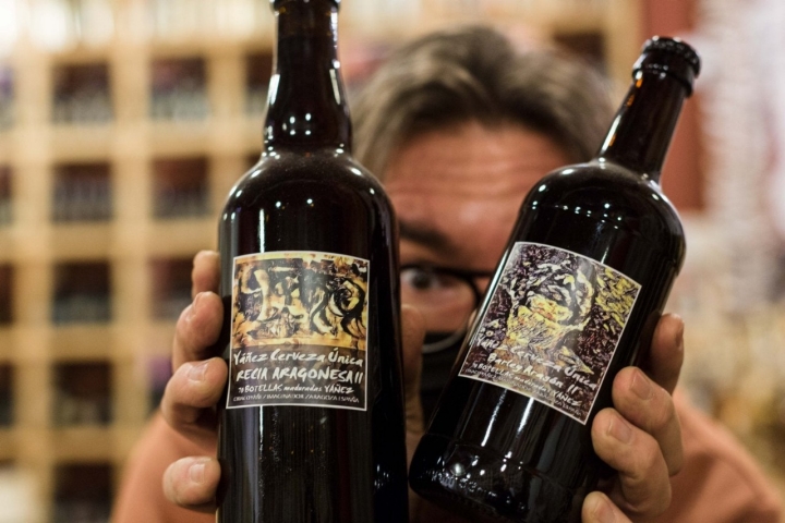 Vinatería Yáñez (Zaragoza): Ciriaco con varias de sus cervezas artesanas