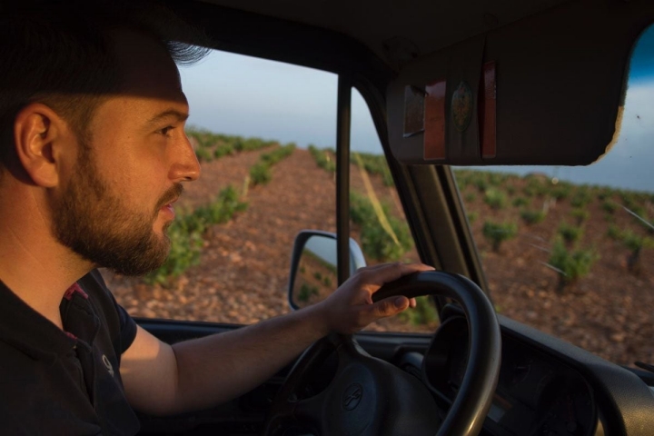 Jesús durante una vista a las viñas.