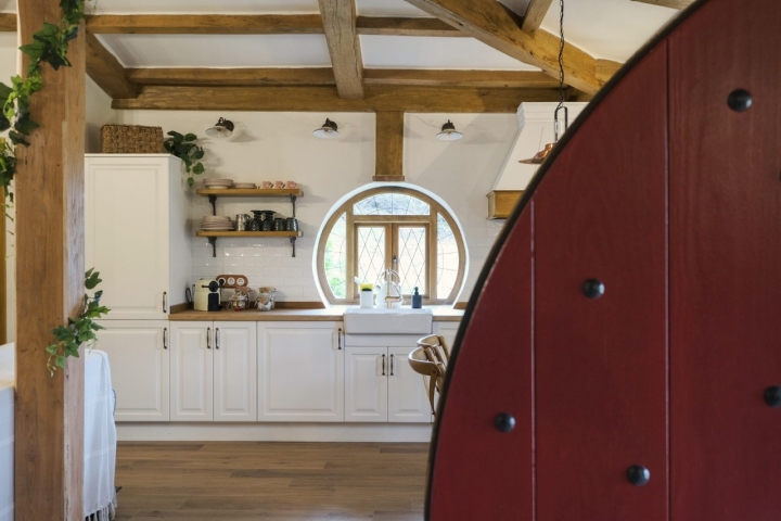 La cocina blanca de la casa El Druida.