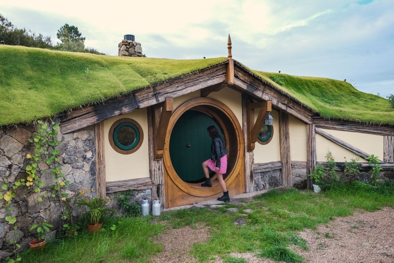 Una mujer entra a la casa El Carpintero.