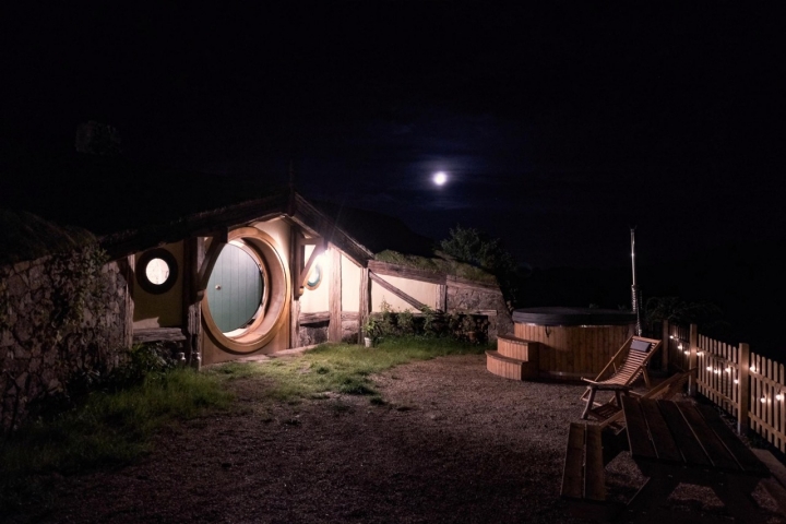 Visión nocturna de la casa El Carpintero.