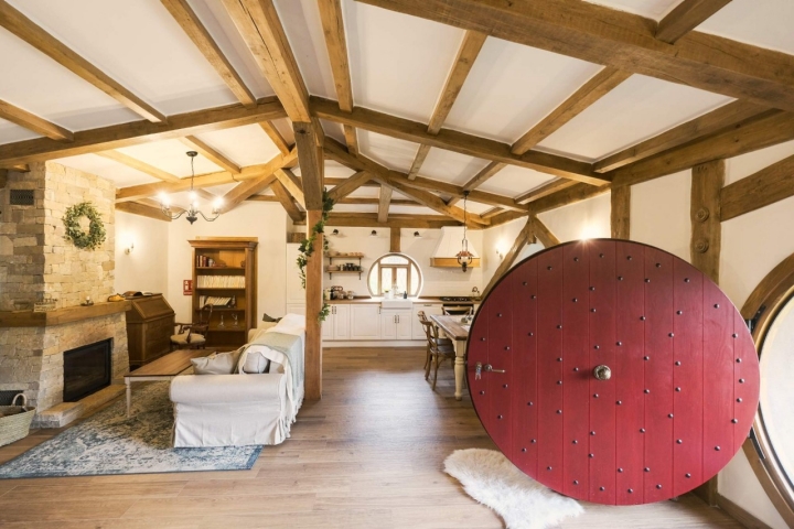 Puerta abierta en el salón de la casa El Druida.