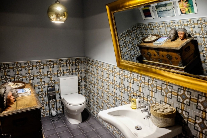 El mueble del cuarto de baño común de la planta baja viene de Singapur.