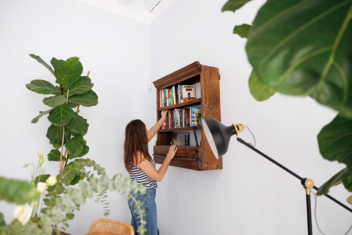 Una estantería de libros de Monbull El Puerto (El Puerto de Santa María, Cádiz)