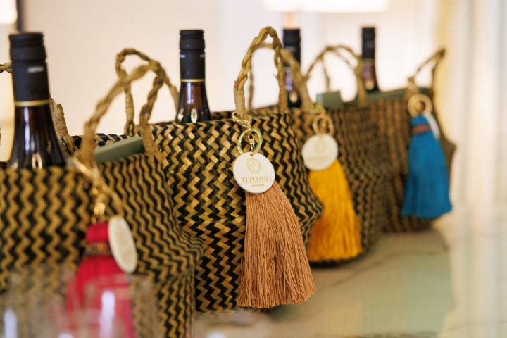 Botellas de fino en cestas de mimbre de Monbull El Puerto (El Puerto de Santa María, Cádiz)