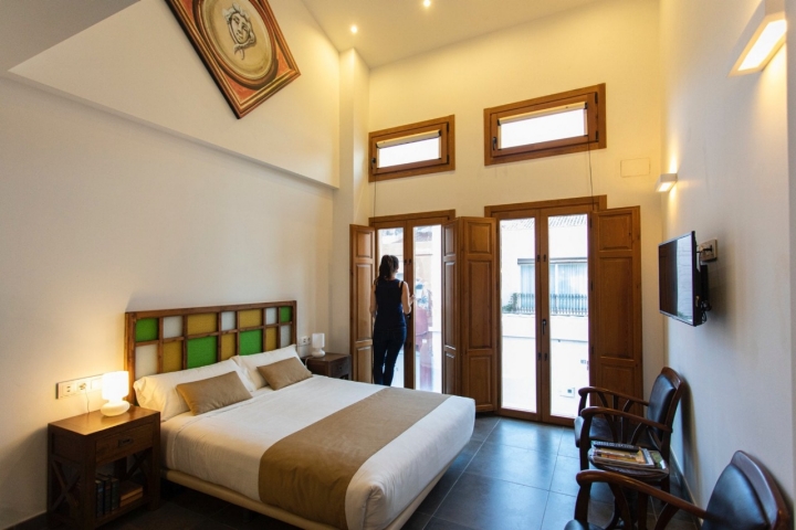 El cabecero de esta cama era una antigua puerta del patio.