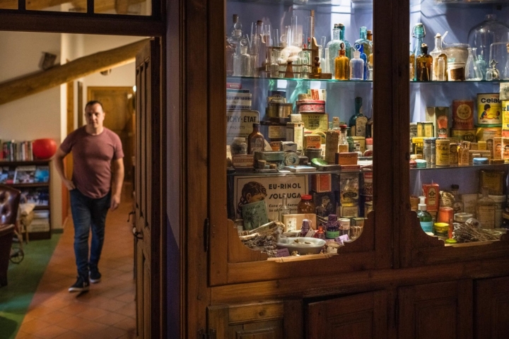 Una de las estanterías con objetos antiguos de Casa Leonardo