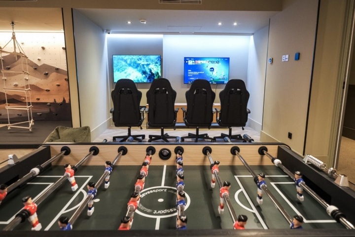 Zona de la Casa Kids donde está el futbolín, el rocódromo y la zona de videoconsolas.