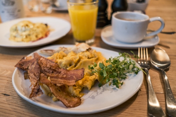 Huevos revueltos con bacon en el desayuno de Casa Serras.