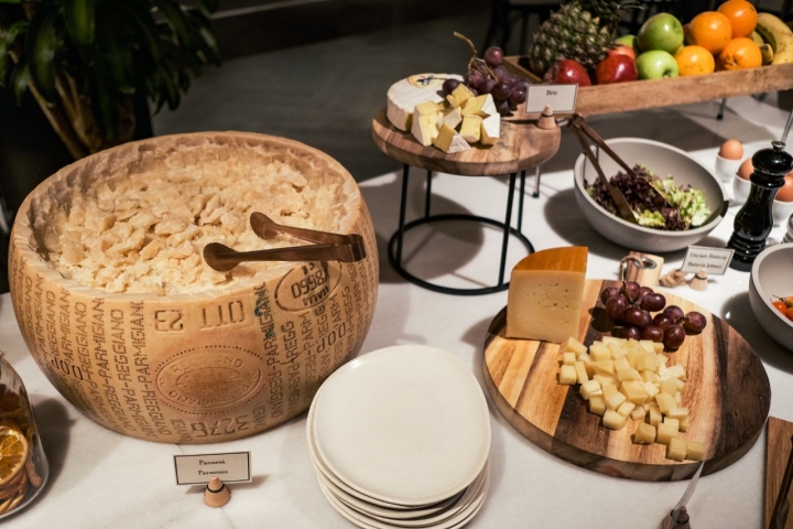 Sección de quesos en el desayuno.