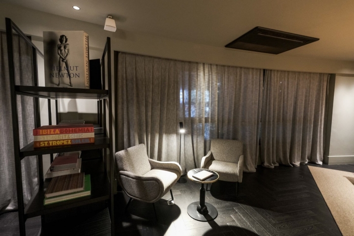 Zona del lobby con dos sillones y una mesita.