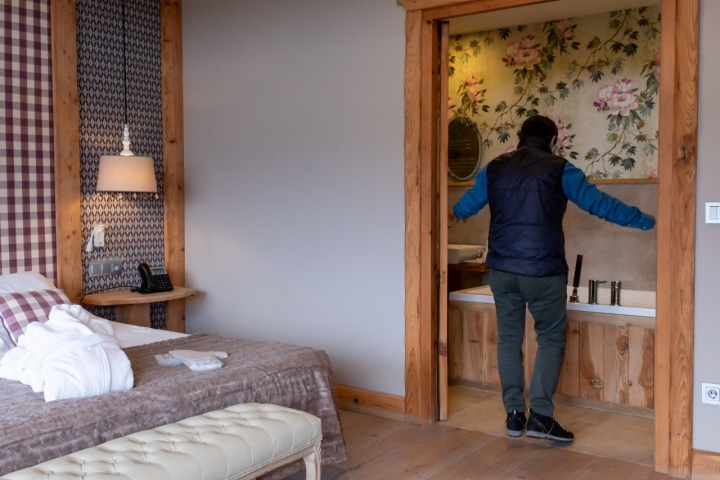 Maderas, telas, lámparas, sofás, la idea de hogar inspira cada habitación.