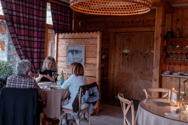 Huéspedes y no huéspedes pueden reservar mesa en el restaurante.