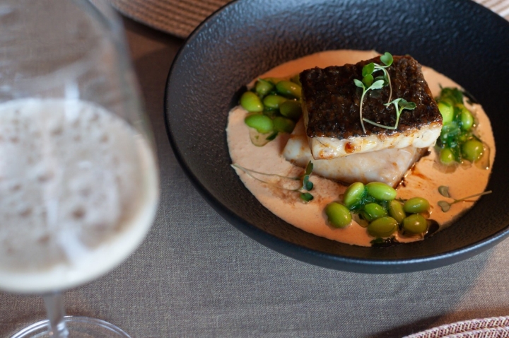 Corvina lacada al teriyaki, salsa de yogur y lima con vinagreta de wakame en pleno Pirineo.