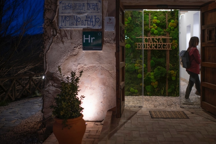 Aún se conserva el cartel de la antigua hospedería rural.