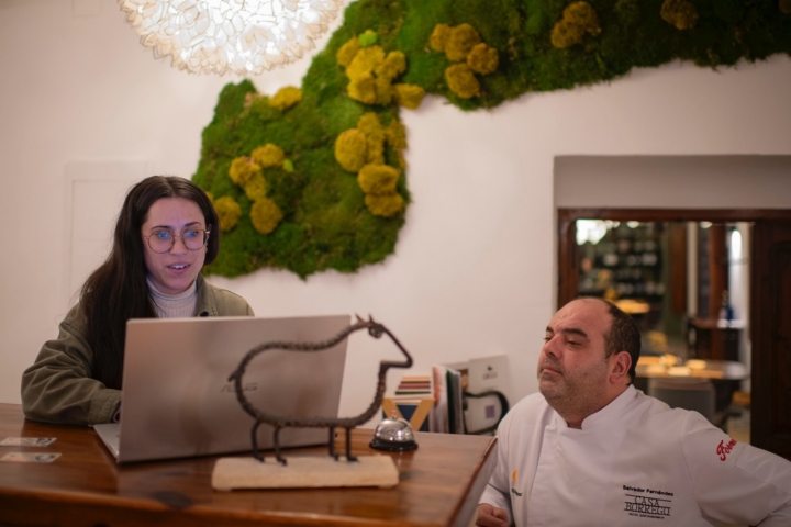 Eva Gil, en la recepción junto al chef.