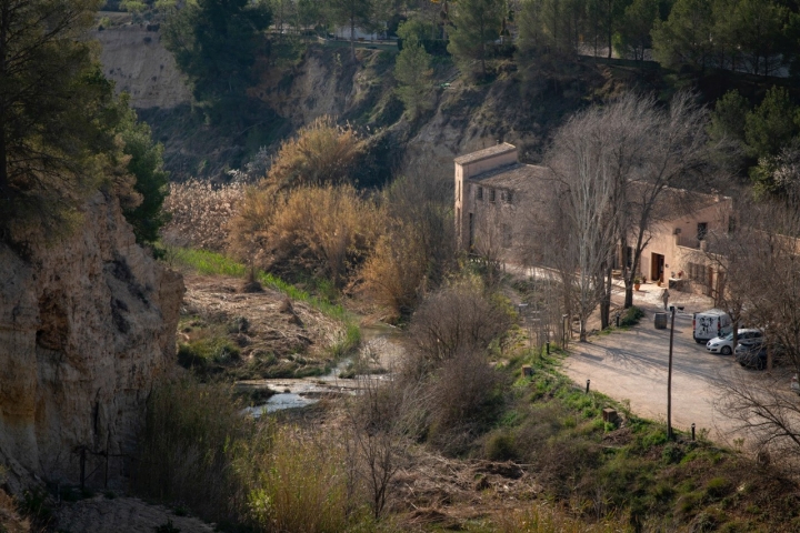 Vista del antiguo molino junto al río Mula.