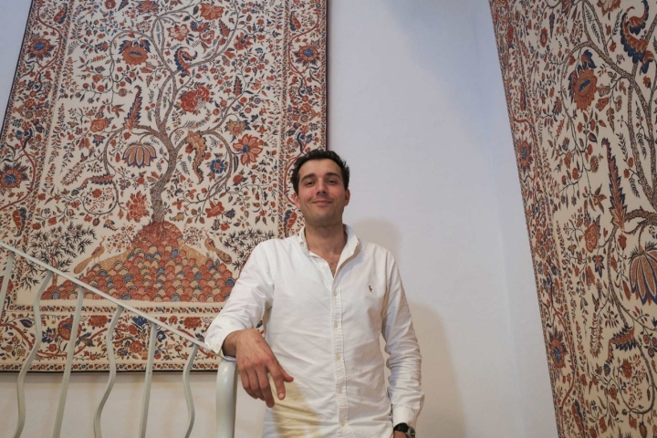 Christian Balle, director del hotel, posa en las escaleras del hotel