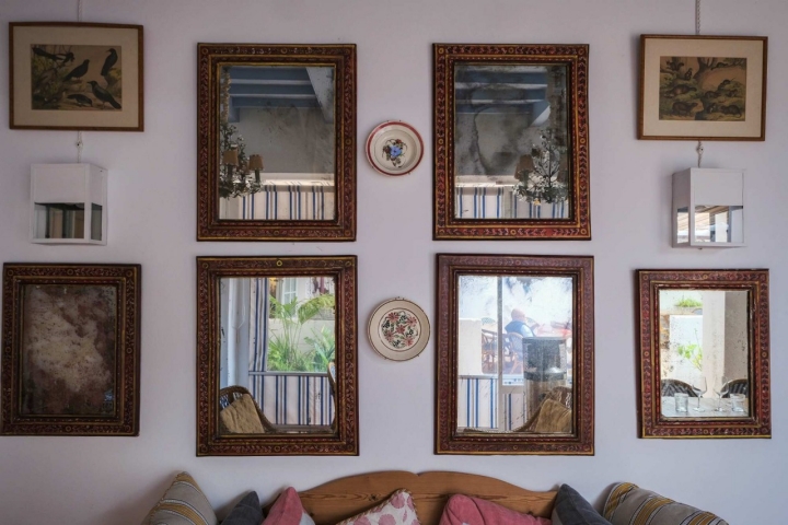 Sala del comedor interior con la pared llena de espejos.
