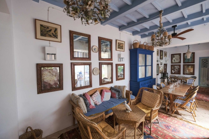 Imagen de una de las salas del hotel con mesa comedor del restaurante incluida.